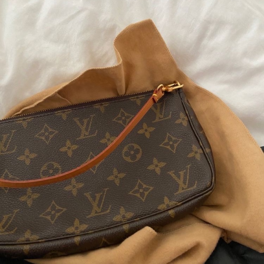 LOUIS VUITTON // Pochette